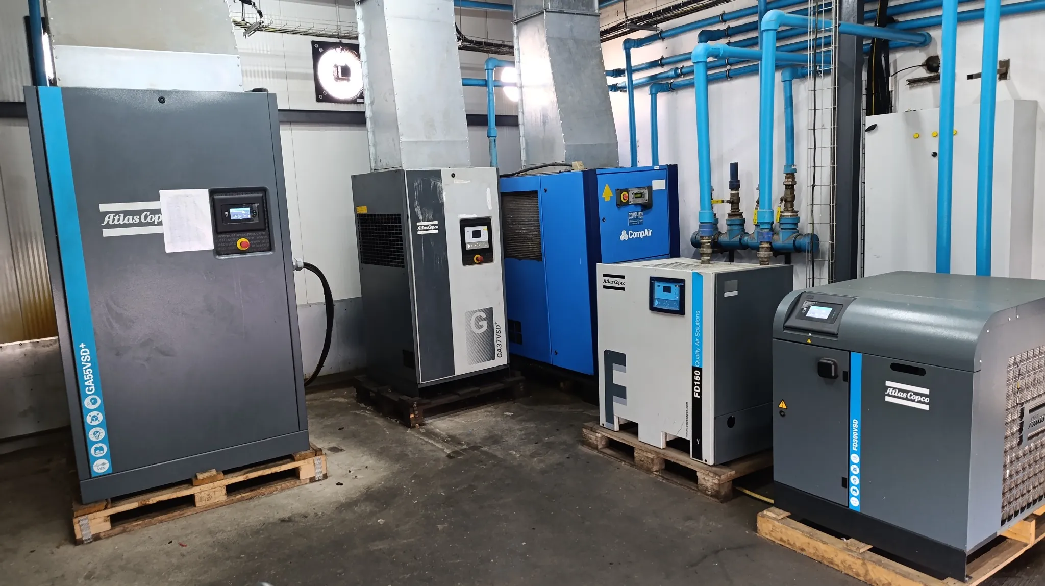 Installation complète d’air comprimé industriel suivie par OMEGA AIR